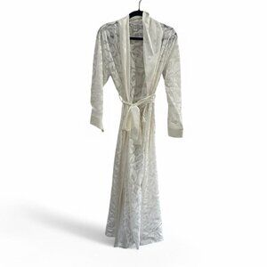 Vintage Oscar de la renta dressing robe in white satin